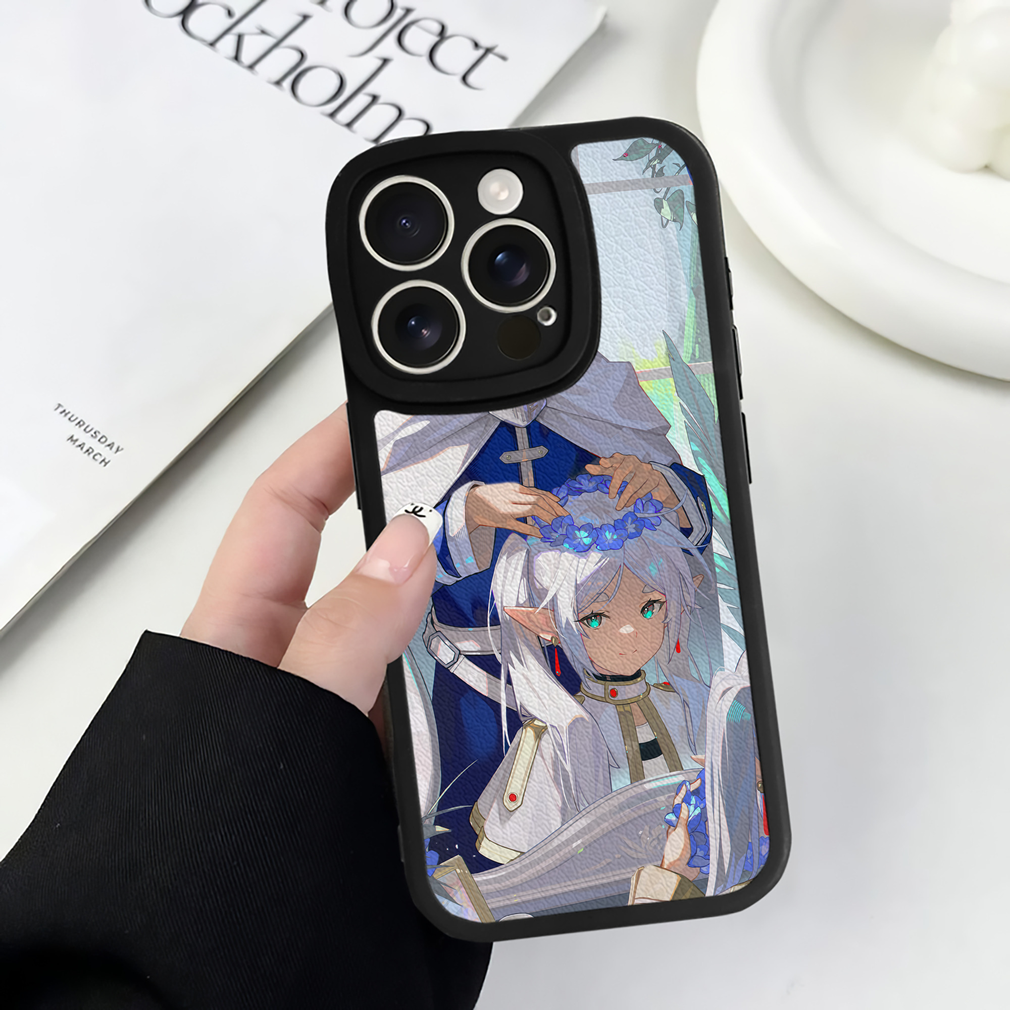 （画像用） 葬送のフリーレン Frieren 【iPhone 16シリーズ対応】シリコンスマホケース（レザー調） 材質：シリコン